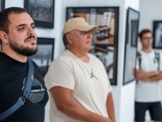 „Тук и Там“ – колекцията от мигове и гледки в изложба на фотографите, старт на сезона с нов заряд и международно признание