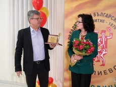 Честити 20 години на Курс за народни хора „Развитие”! 