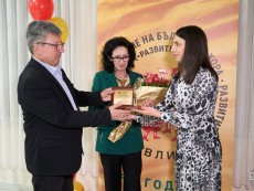 Честити 20 години на Курс за народни хора „Развитие”! 