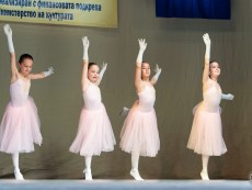 Балетните грации блеснаха на сцената на „Сълза и смях” за празника на българските читалища