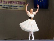 Балетните грации блеснаха на сцената на „Сълза и смях” за празника на българските читалища