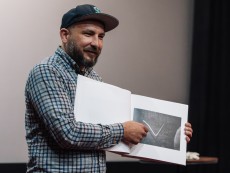 Свилен Начев в „Илюзията за смисъл“ – фотографията като съмнение и памет