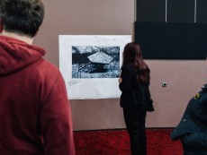 Свилен Начев в „Илюзията за смисъл“ – фотографията като съмнение и памет