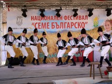 Фолклорен ансамбъл „Развитие” откри седмия национален фестивал „Семе българско”