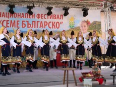 Фолклорен ансамбъл „Развитие” откри седмия национален фестивал „Семе българско”