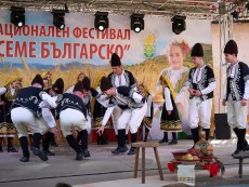 Фолклорен ансамбъл „Развитие” откри седмия национален фестивал „Семе българско”