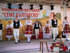 Фолклорен ансамбъл „Развитие” откри седмия национален фестивал „Семе българско”