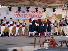 Фолклорен ансамбъл „Развитие” откри седмия национален фестивал „Семе българско”