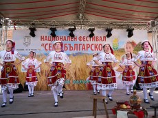 Фолклорен ансамбъл „Развитие” откри седмия национален фестивал „Семе българско”
