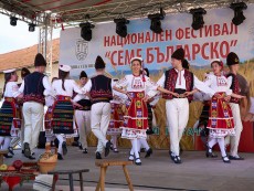 Фолклорен ансамбъл „Развитие” откри седмия национален фестивал „Семе българско”
